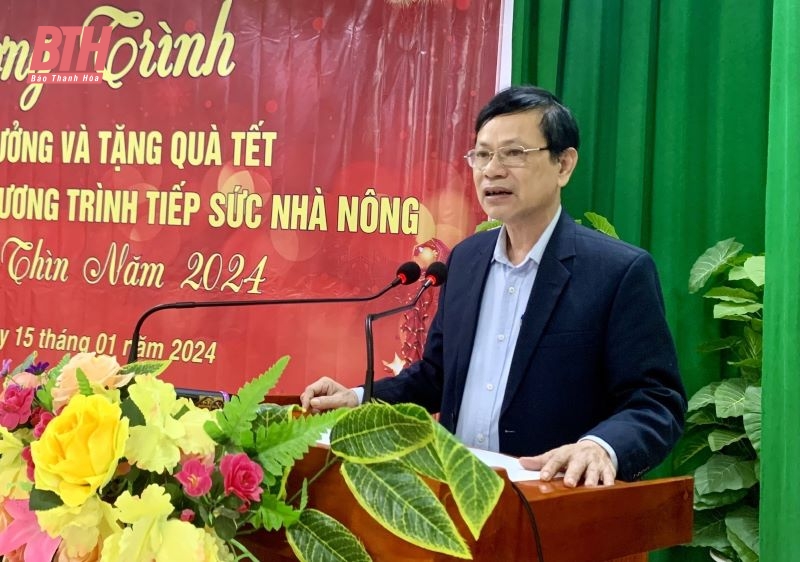 Trao trích thưởng và tặng quà Tết cho các hộ tham gia Chương trình “Tiếp sức nhà nông”