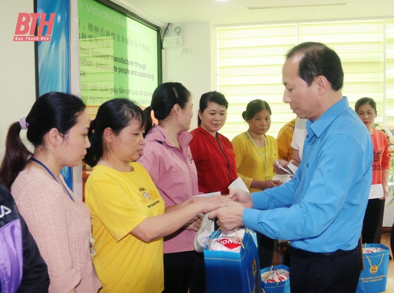 Chủ tịch Liên đoàn Lao động tỉnh thăm, tặng quà cho doanh nghiệp, đoàn viên và người lao động có hoàn cảnh khó khăn