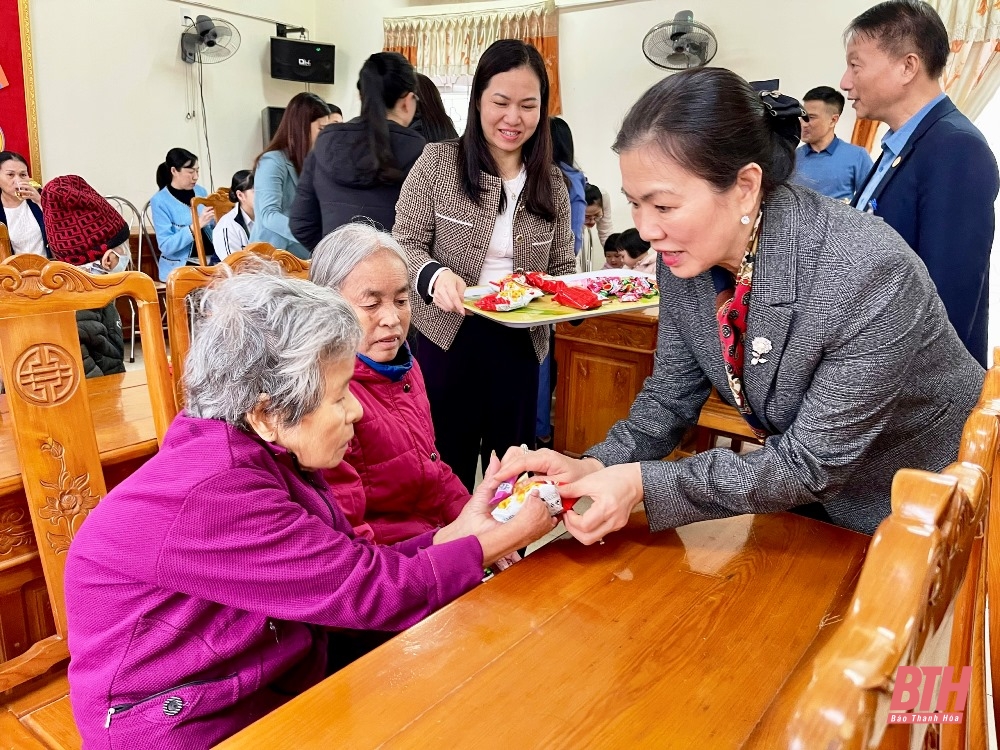 Phó Chủ tịch Ủy ban Trung ương MTTQ Việt Nam Trương Thị Ngọc Ánh thăm, tặng quà gia đình chính sách, người có hoàn cảnh khó khăn