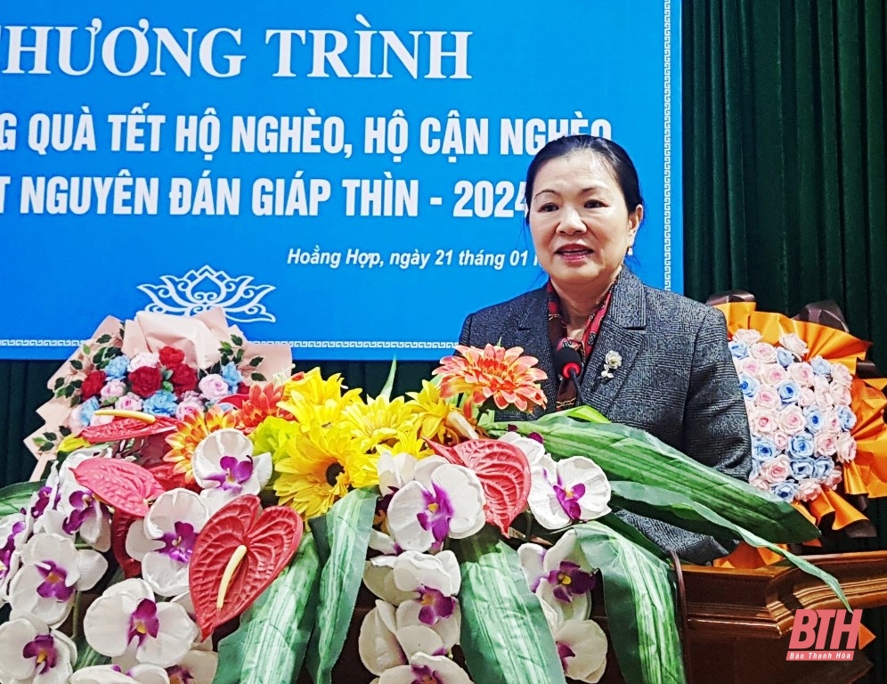 Phó Chủ tịch Ủy ban Trung ương MTTQ Việt Nam Trương Thị Ngọc Ánh thăm, tặng quà gia đình chính sách, người có hoàn cảnh khó khăn