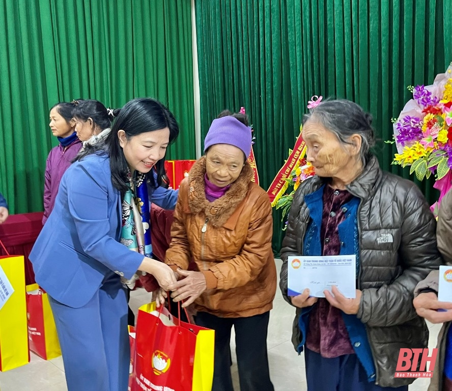 Phó Chủ tịch Ủy ban Trung ương MTTQ Việt Nam Trương Thị Ngọc Ánh thăm, tặng quà gia đình chính sách, người có hoàn cảnh khó khăn