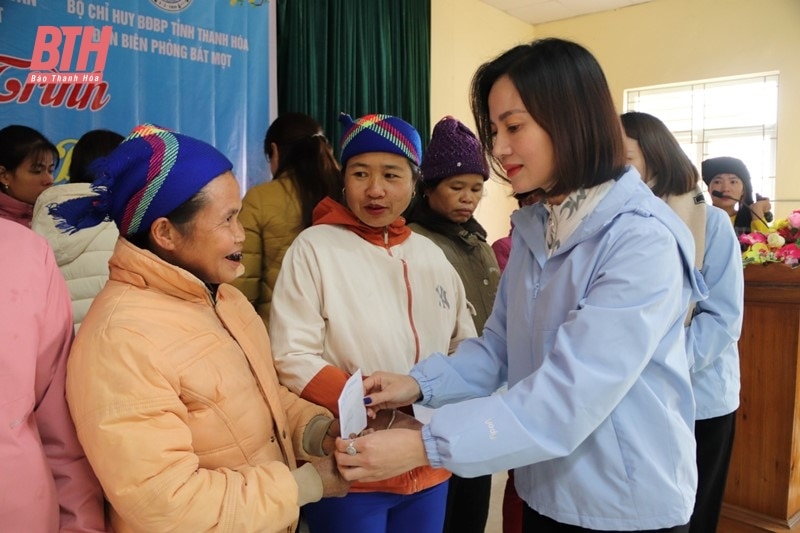 Trao tặng gần 200 suất quà tại Chương trình “Xuân đoàn kết - Tết biên cương”