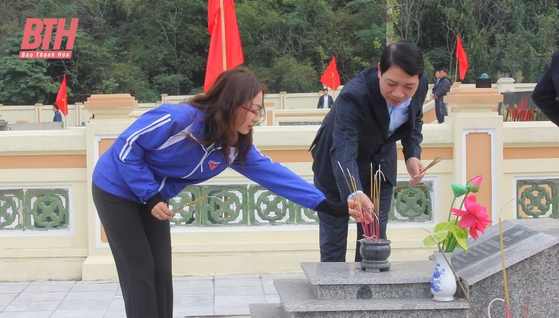 Phó Chủ tịch UBND tỉnh Lê Đức Giang kiểm tra tình hình sản xuất, tặng quà gia đình chính sách tại huyện Cẩm Thuỷ