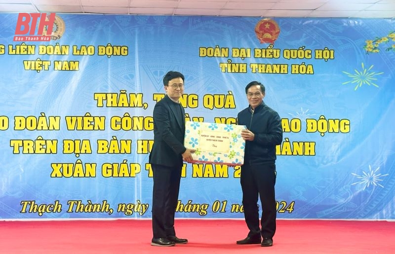 Đoàn công tác Uỷ ban Pháp luật của Quốc hội thăm, tặng quà công nhân huyện Thạch Thành