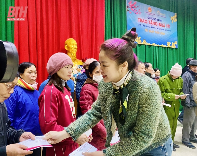 Phó Chủ tịch UBND tỉnh Lê Đức Giang thăm, tặng quà người dân có hoàn cảnh khó khăn tại Hoằng Hóa và TP Thanh Hóa