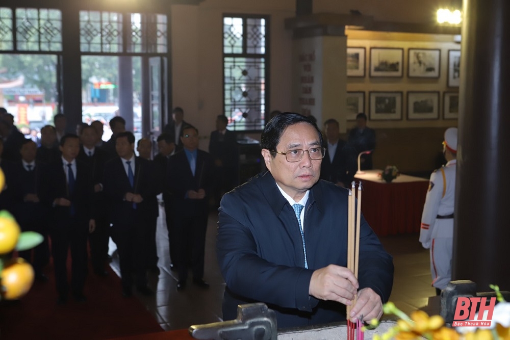 Le Premier ministre Pham Minh Chinh offre de l'encens pour commémorer le président Ho Chi Minh