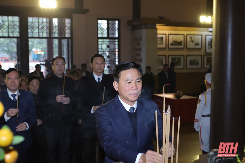 Le Premier ministre Pham Minh Chinh offre de l'encens pour commémorer le président Ho Chi Minh