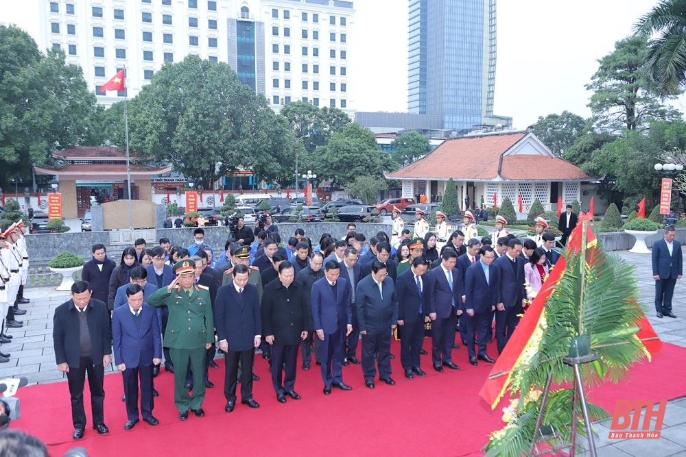 Le Premier ministre Pham Minh Chinh offre de l'encens pour commémorer le président Ho Chi Minh