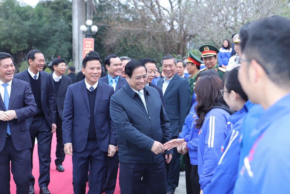 Le Premier ministre Pham Minh Chinh offre de l'encens pour commémorer le président Ho Chi Minh