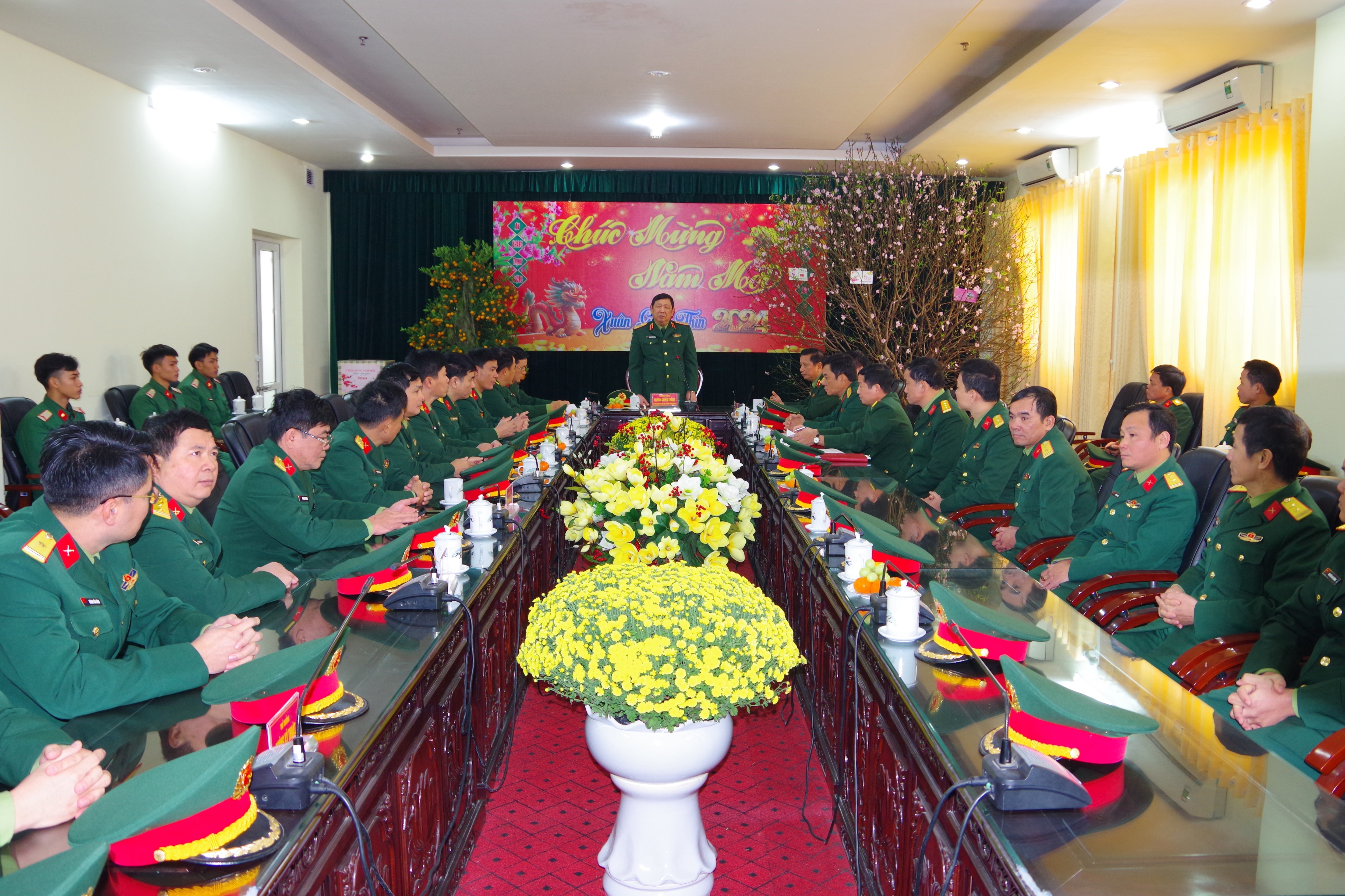 Senior Lieutenant General Huynh Chien Thang visited and wished the Military Command of Thanh Hoa province a happy new year.