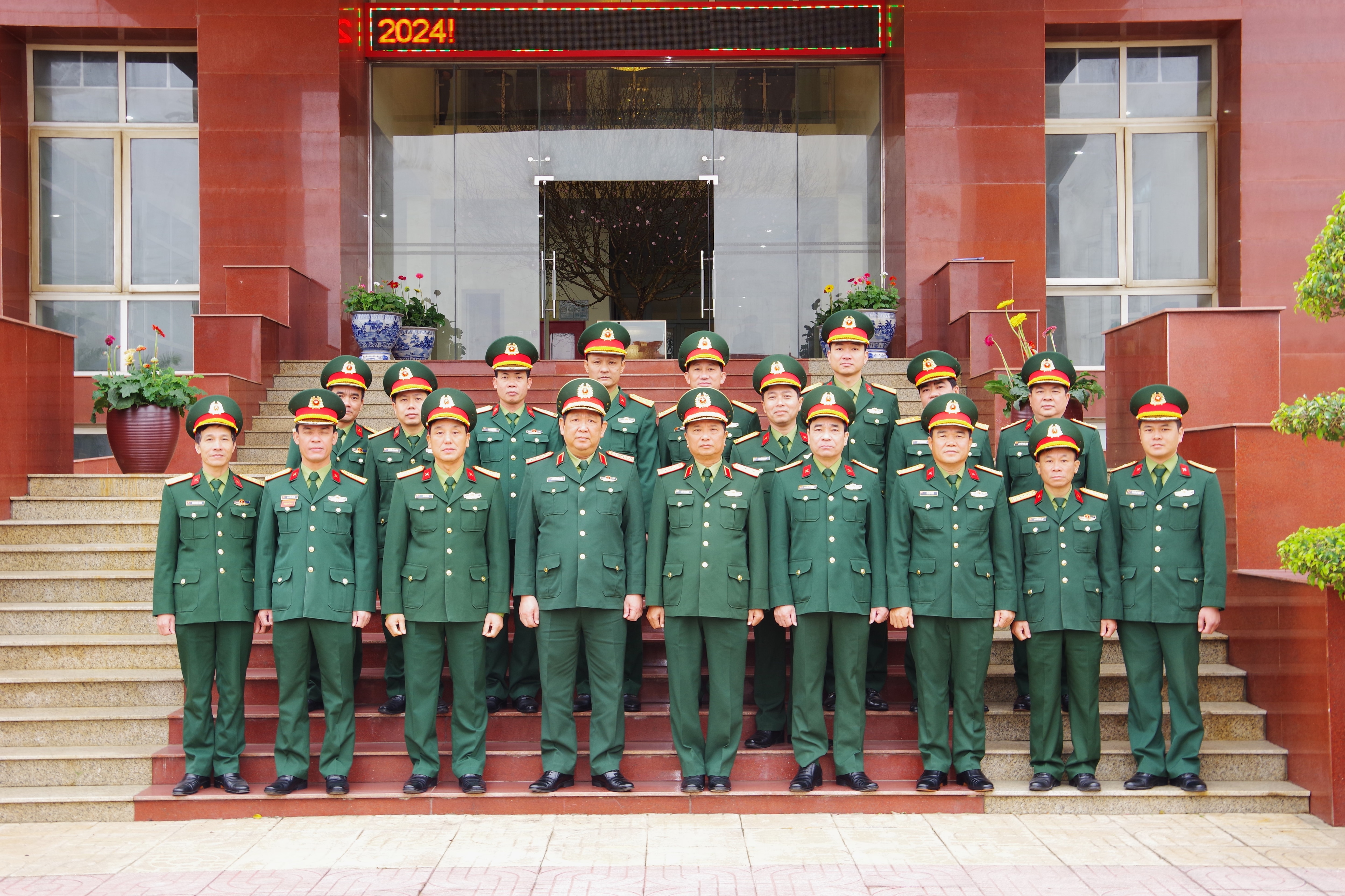 Le lieutenant-général Huynh Chien Thang a visité et souhaité une bonne année au commandement militaire de la province de Thanh Hoa.