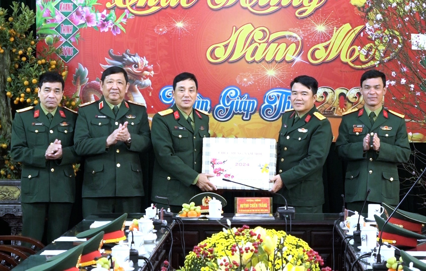 Senior Lieutenant General Huynh Chien Thang visited and wished the Military Command of Thanh Hoa province a happy new year.