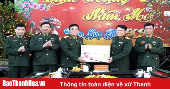 Senior Lieutenant General Huynh Chien Thang visited and wished the Military Command of Thanh Hoa province a happy new year.