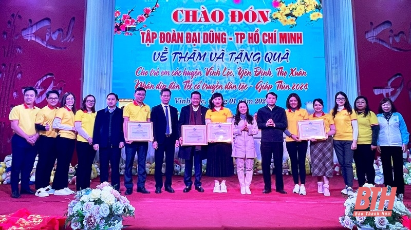 Trao quà tết cho trẻ em mồ côi có hoàn cảnh khó khăn