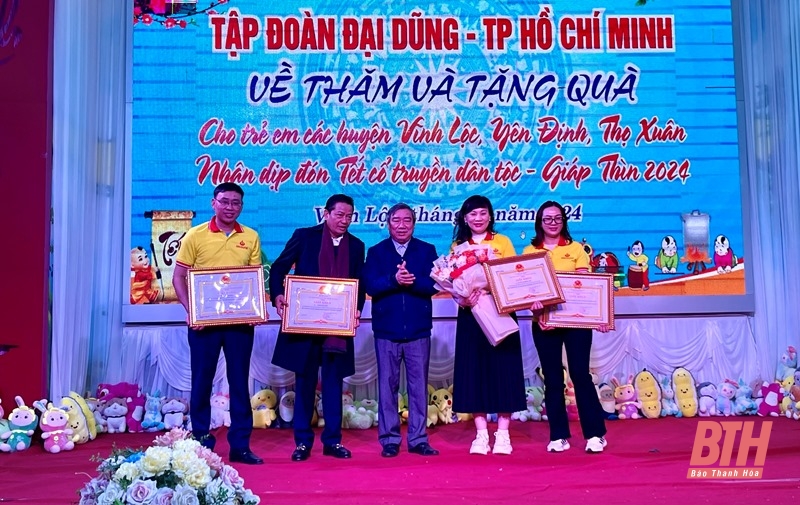 Trao quà tết cho trẻ em mồ côi có hoàn cảnh khó khăn