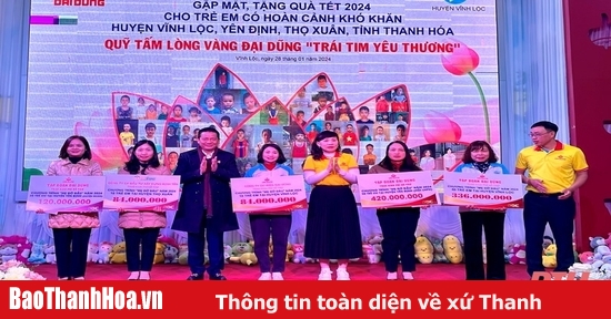 Trao quà tết cho trẻ em mồi côi có hoàn cảnh khó khăn