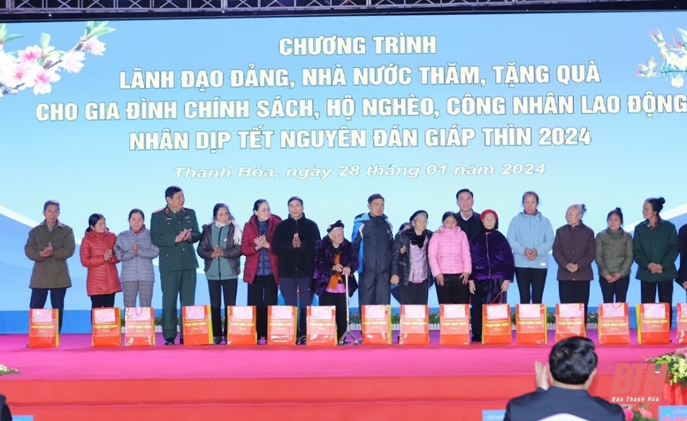 Thủ tướng Chính phủ Phạm Minh Chính thăm, tặng quà gia đình chính sách, hộ nghèo, công nhân lao động tại Thanh Hóa