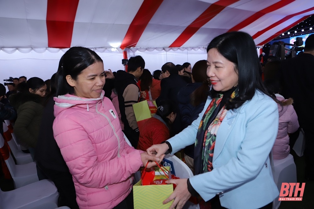 Thủ tướng Chính phủ Phạm Minh Chính thăm, tặng quà gia đình chính sách, hộ nghèo, công nhân lao động tại Thanh Hóa