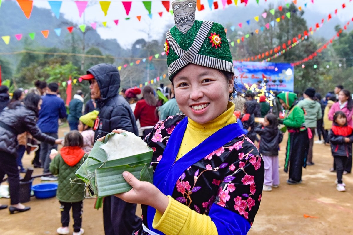 Lên vùng cao Quan Sơn xem người Mông thi giã bánh giầy đón tết