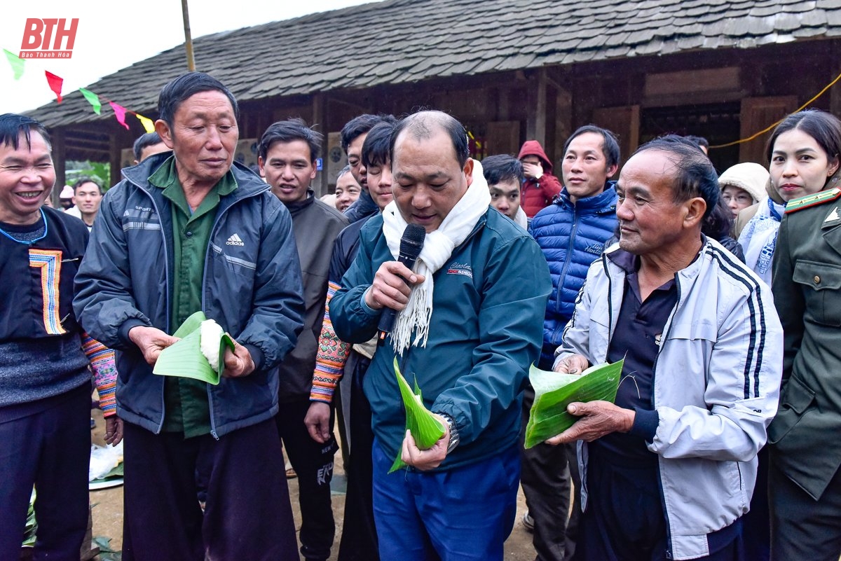 Lên vùng cao Quan Sơn xem người Mông thi giã bánh giầy đón tết