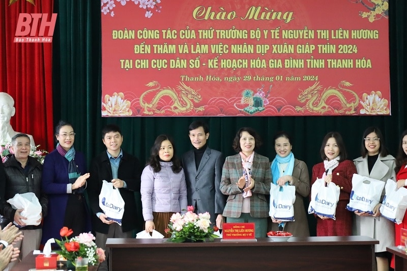 Thứ trưởng Bộ Y tế thăm, tặng quà và chúc Tết các cơ sở y tế trên địa bàn tỉnh Thanh Hóa