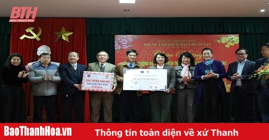 El viceministro de Salud visita, entrega regalos y desea un Feliz Año Nuevo a los centros médicos de la provincia de Thanh Hoa.