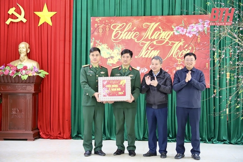 Phó Chủ tịch UBND tỉnh Mai Xuân Liêm viếng nghĩa trang liệt sỹ và thăm, chúc tết cán bộ, chiến sỹ Đảo Mê