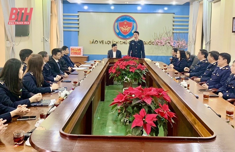 Phó Chủ tịch Thường trực UBND tỉnh Nguyễn Văn Thi thăm, tặng quà một số đơn vị ngành tài chính và y tế