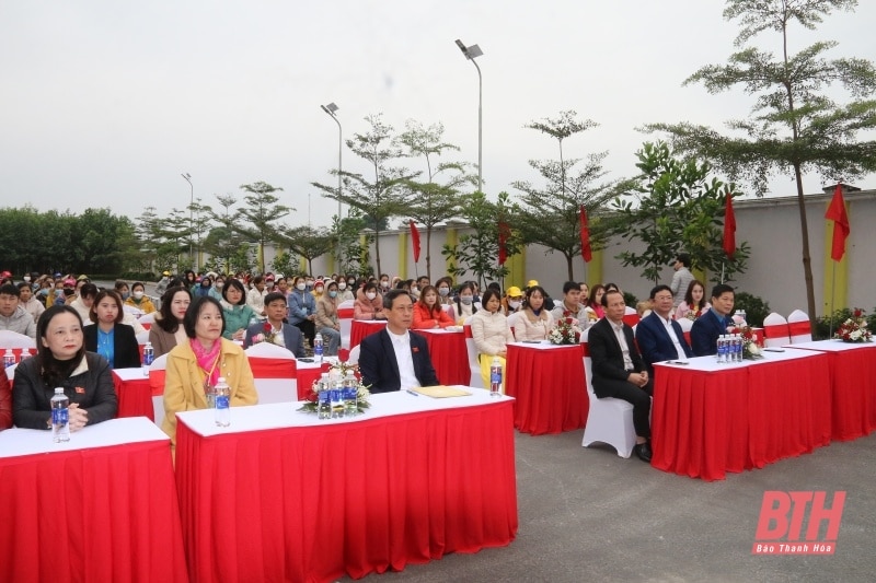 Đoàn ĐBQH tỉnh và LĐLĐ tỉnh tặng quà đoàn viên, người lao động khó khăn huyện Triệu Sơn 