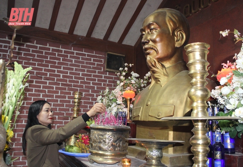 Đoàn đại biểu tỉnh Thanh Hóa viếng mộ đại tướng Võ Nguyên Giáp, Hang Tám Cô và các nghĩa trang liệt sĩ tại tỉnh Quảng Bình, Quảng Trị