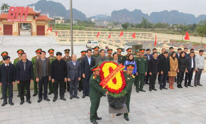 Phó Chủ tịch UBND tỉnh Lê Đức Giang kiểm tra tình hình sản xuất, tặng quà gia đình chính sách tại huyện Cẩm Thuỷ