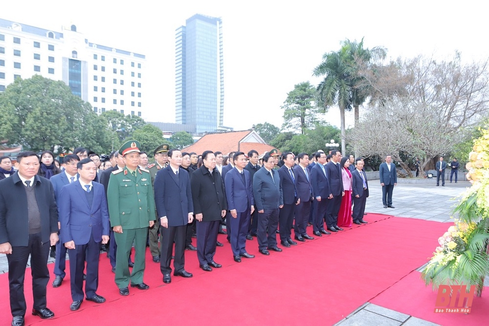 Le Premier ministre Pham Minh Chinh offre de l'encens pour commémorer le président Ho Chi Minh