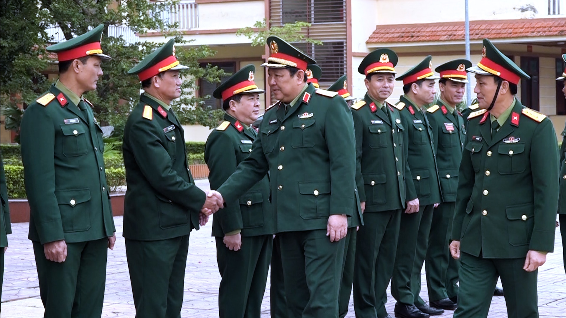 Senior Lieutenant General Huynh Chien Thang visited and wished the Military Command of Thanh Hoa province a happy new year.