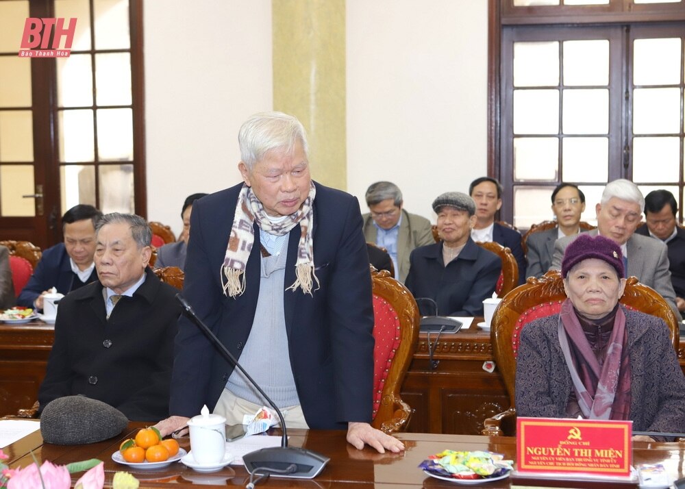 El Comité Permanente del Comité Provincial del Partido se reunió con ex líderes provinciales y cuadros revolucionarios veteranos con motivo del Año Nuevo Lunar de Giap Thin.