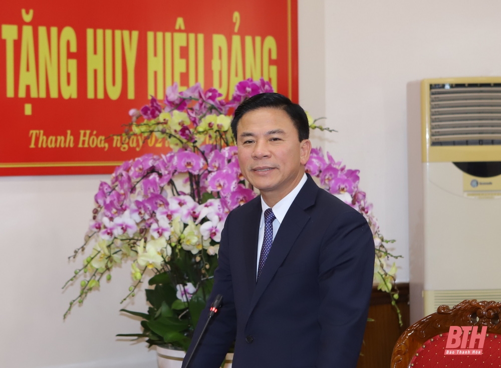 Trao huy hiệu Đảng cho đồng chí Phó Bí thư Thường trực Tỉnh ủy Lại Thế Nguyên và các đồng chí nguyên lãnh đạo tỉnh Thanh Hóa, Hà Giang