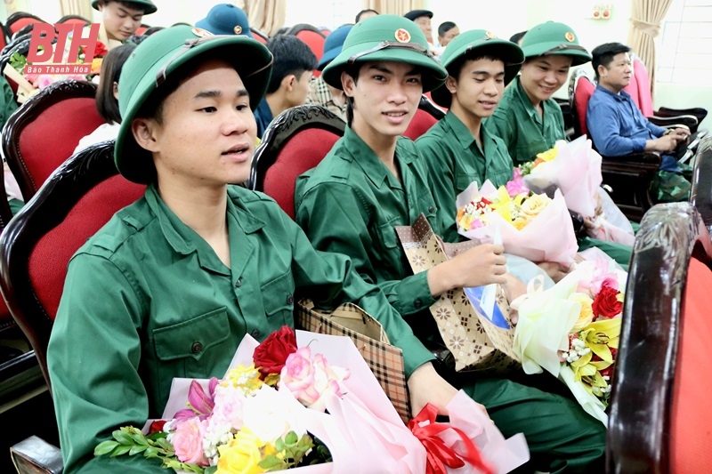 Hội LHPN tỉnh động viên, tặng quà tân binh nhập ngũ năm 2024