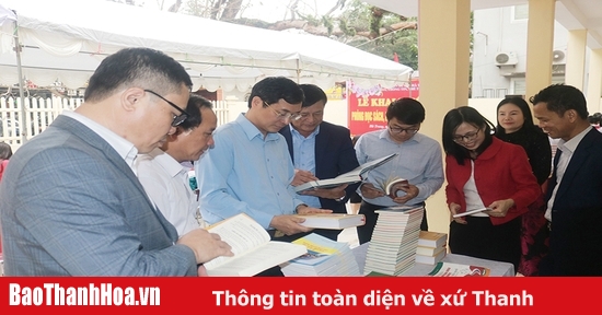 Hà Trung khai trương phòng đọc sách, báo Xuân Giáp Thìn 