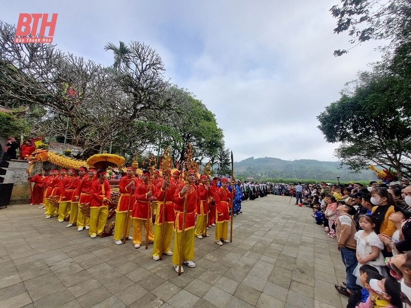 Dâng hương tại đền thờ Trung túc vương Lê Lai