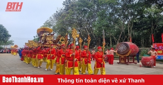 Dâng hương tại đền thờ Trung túc vương Lê Lai