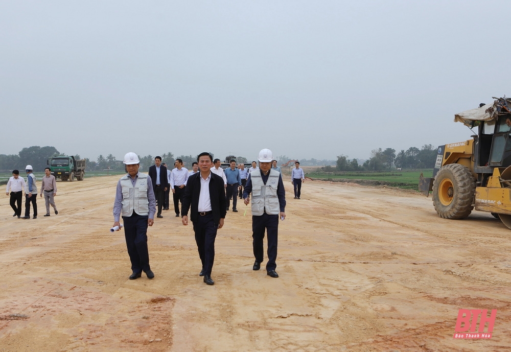 Provincial Party Secretary Do Trong Hung inspects the construction progress of the Van Thien - Ben En road; visits and works in Nhu Thanh district