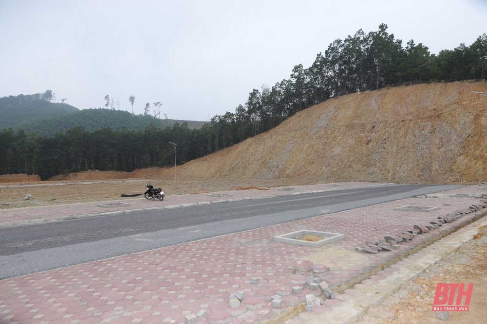 Provincial Party Secretary Do Trong Hung inspects the construction progress of the Van Thien - Ben En road; visits and works in Nhu Thanh district