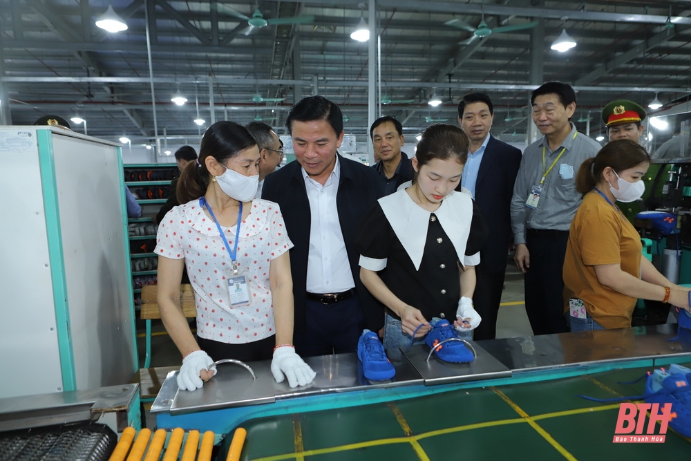 Provincial Party Secretary Do Trong Hung inspects the construction progress of the Van Thien - Ben En road; visits and works in Nhu Thanh district