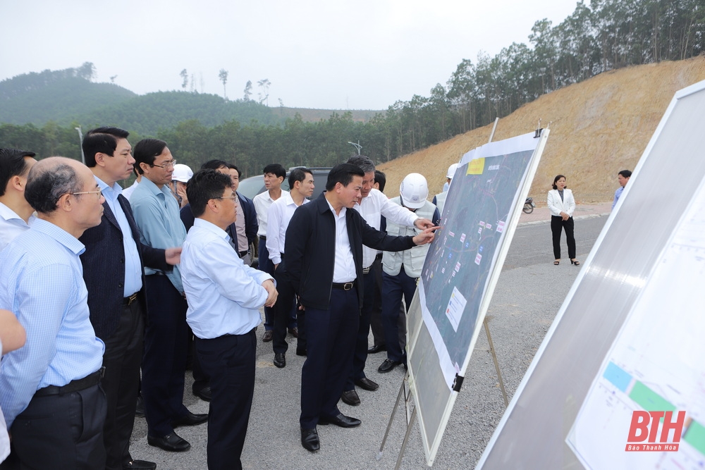 Provincial Party Secretary Do Trong Hung inspects the construction progress of the Van Thien - Ben En road; visits and works in Nhu Thanh district