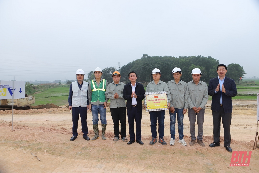 Provincial Party Secretary Do Trong Hung inspects the construction progress of the Van Thien - Ben En road; visits and works in Nhu Thanh district