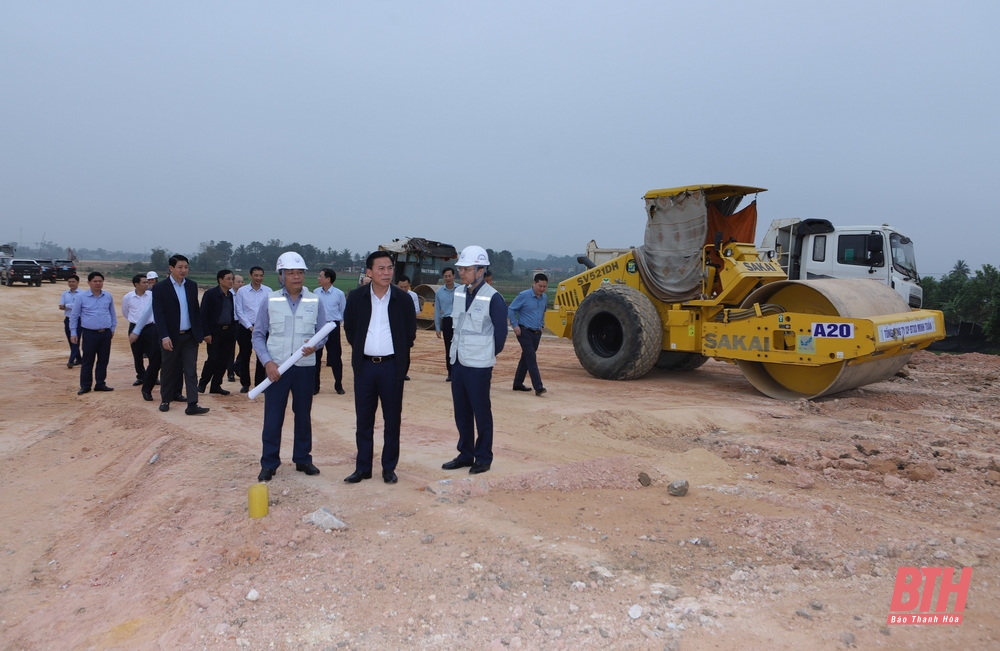 Provincial Party Secretary Do Trong Hung inspects the construction progress of the Van Thien - Ben En road; visits and works in Nhu Thanh district