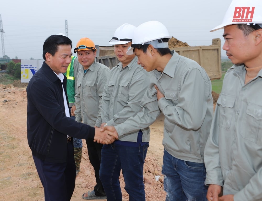 Provincial Party Secretary Do Trong Hung inspects the construction progress of the Van Thien - Ben En road; visits and works in Nhu Thanh district