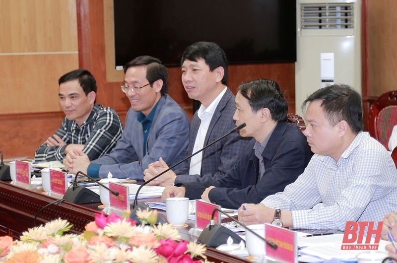 Der stellvertretende Vorsitzende des Volkskomitees der Provinz, Le Duc Giang, arbeitete mit der Delegation der Vietnam Electricity Group zusammen