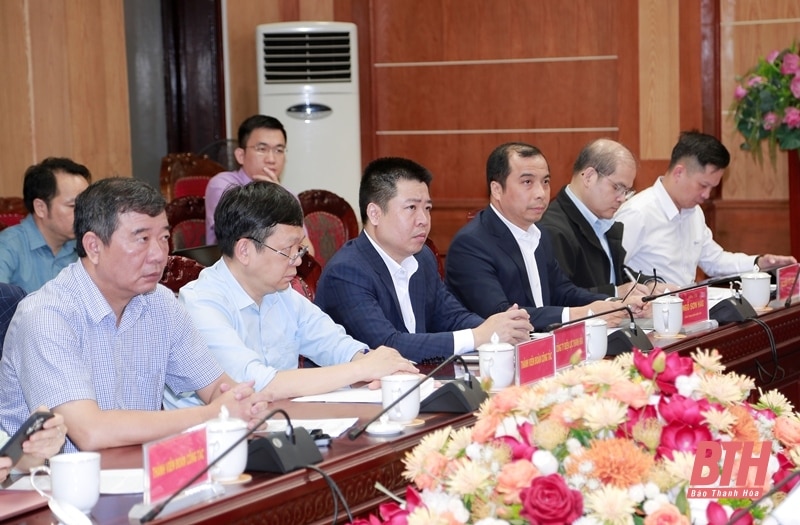 Der stellvertretende Vorsitzende des Volkskomitees der Provinz, Le Duc Giang, arbeitete mit der Delegation der Vietnam Electricity Group zusammen