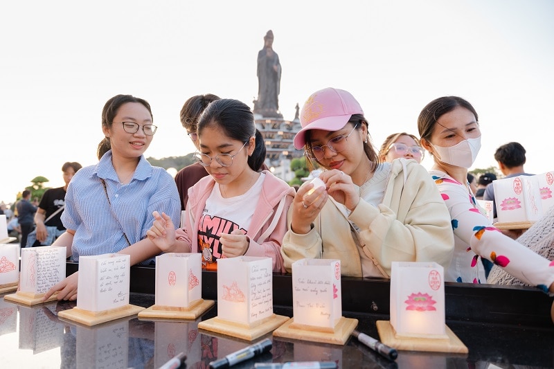 Núi Bà Đen, Tây Ninh: Hàng trăm ngàn hoa đăng được thắp sáng tại đại lễ dâng đăng Rằm Tháng Giêng