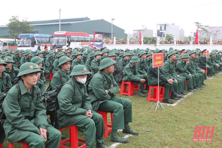 Các đồng chí Ủy viên Ban Thường vụ Tỉnh ủy, Thường trực HĐND, UBND tỉnh dự Lễ giao nhận quân tại các địa phương trong tỉnh